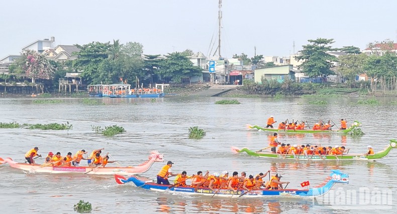 Sôi nổi đua thuyền truyền thống trên sông Sài Gòn ảnh 2