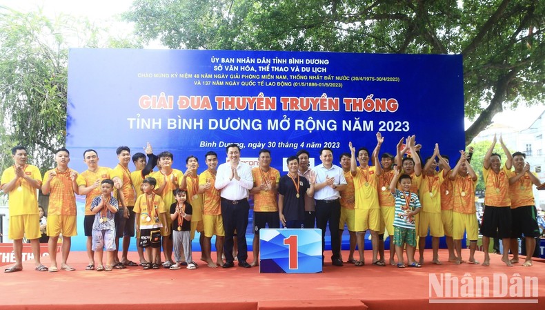 Sôi nổi đua thuyền truyền thống trên sông Sài Gòn ảnh 3