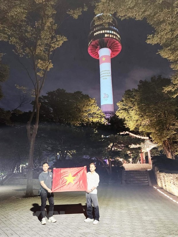 Hàn Quốc trình chiếu hình ảnh Quốc kỳ Việt Nam trên đỉnh Tháp Namsan ảnh 1