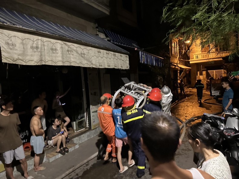 Hà Nội: Cháy chung cư mini trong đêm, nhiều người mắc kẹt ảnh 2