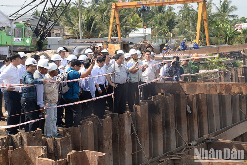 Thủ tướng Phạm Minh Chính dâng hương, dâng hoa tưởng niệm đồng chí Huỳnh Tấn Phát ảnh 9