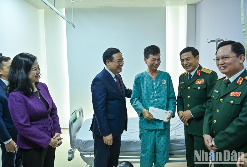 [Ảnh] Chủ tịch Quốc hội Vương Đình Huệ thăm, chúc mừng Bệnh viện Trung ương Quân đội 108 ảnh 1