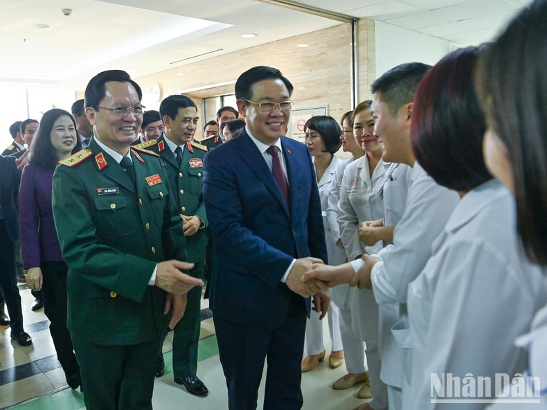 [Ảnh] Chủ tịch Quốc hội Vương Đình Huệ thăm, chúc mừng Bệnh viện Trung ương Quân đội 108 ảnh 2