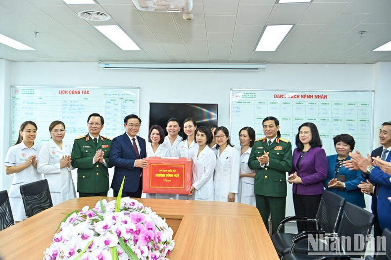[Ảnh] Chủ tịch Quốc hội Vương Đình Huệ thăm, chúc mừng Bệnh viện Trung ương Quân đội 108 ảnh 3