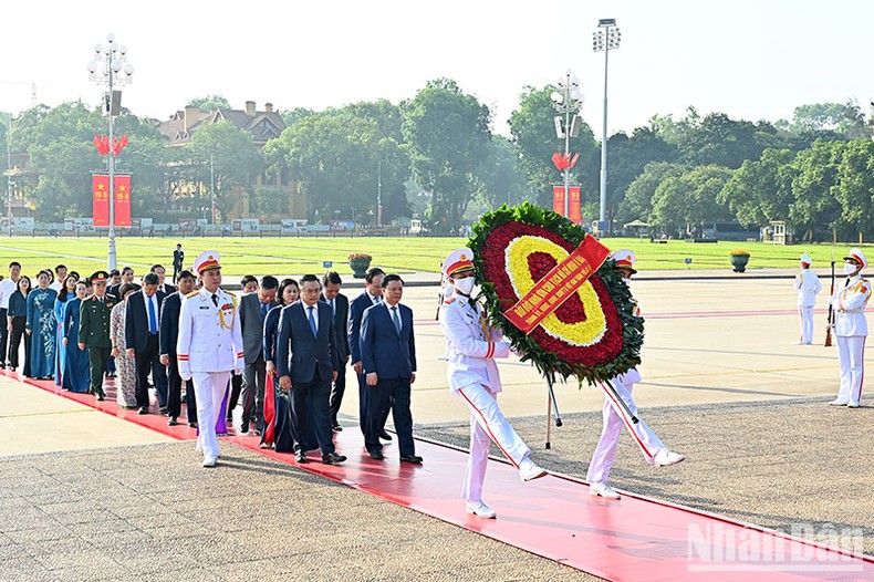 [Ảnh] Lãnh đạo Đảng, Nhà nước vào Lăng viếng Chủ tịch Hồ Chí Minh ảnh 8
