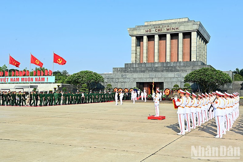[Ảnh] Lãnh đạo Đảng, Nhà nước vào Lăng viếng Chủ tịch Hồ Chí Minh ảnh 10