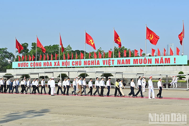 [Ảnh] Lãnh đạo Đảng, Nhà nước vào Lăng viếng Chủ tịch Hồ Chí Minh ảnh 11
