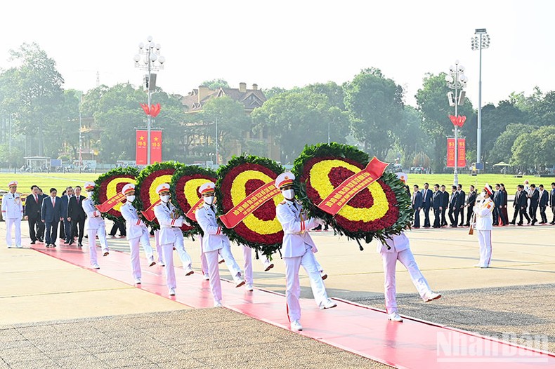 [Ảnh] Lãnh đạo Đảng, Nhà nước vào Lăng viếng Chủ tịch Hồ Chí Minh ảnh 1