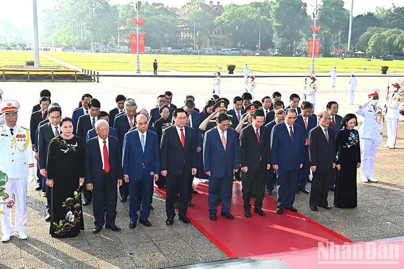 [Ảnh] Lãnh đạo Đảng, Nhà nước vào Lăng viếng Chủ tịch Hồ Chí Minh ảnh 3
