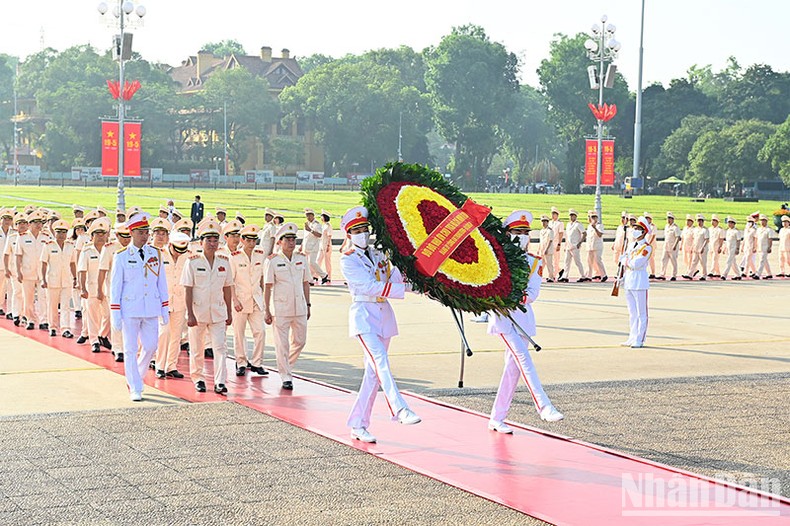 [Ảnh] Lãnh đạo Đảng, Nhà nước vào Lăng viếng Chủ tịch Hồ Chí Minh ảnh 6