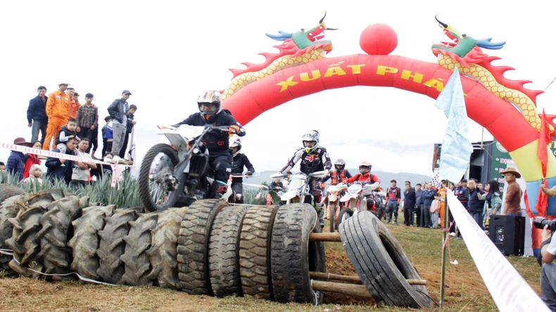 70 vận động viên tranh tài tại Giải đua mô-tô địa hình tỉnh Lai Châu ảnh 1