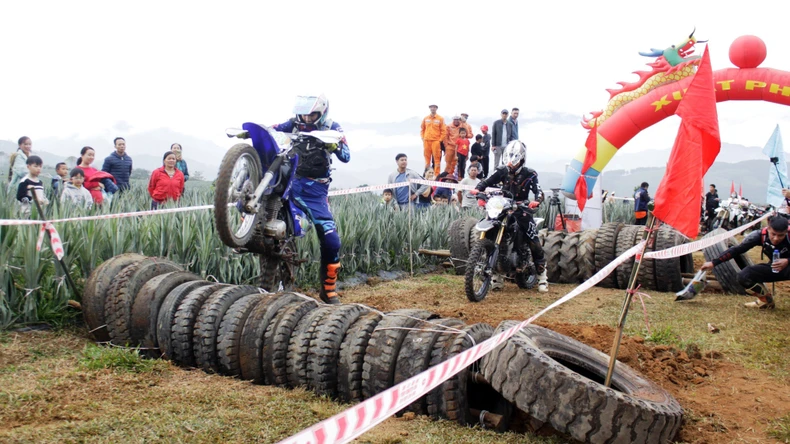 70 vận động viên tranh tài tại Giải đua mô-tô địa hình tỉnh Lai Châu ảnh 2