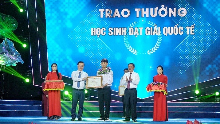 Nghệ An tuyên dương 151 học sinh đoạt giải cao năm 2023 ảnh 1