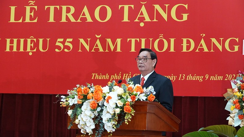 Trao Huy hiệu 55 năm tuổi Đảng cho đồng chí Lê Hồng Anh ảnh 3