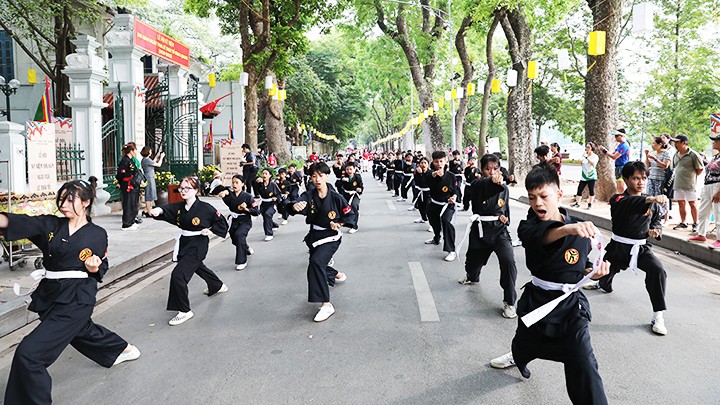 595 năm ngày Anh hùng dân tộc bản địa Lê Lợi đăng quang vua hình họa 4