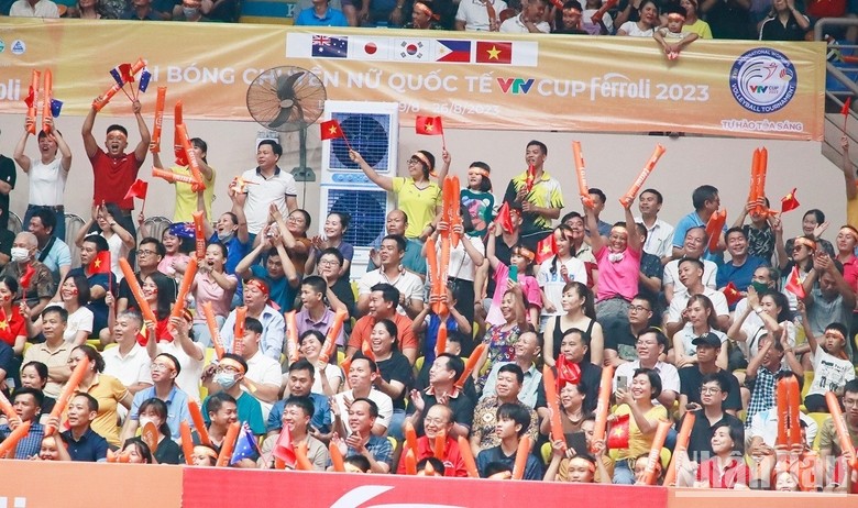 Khai mạc Giải bóng chuyền nữ quốc tế VTV Ferroli Cup 2023: Hai đội tuyển Việt Nam đều chiến thắng ảnh 2