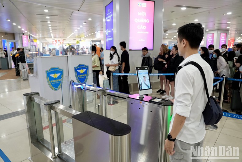 Số lượng khách qua sân bay Nội Bài dịp 30/4 tăng 20% ảnh 2