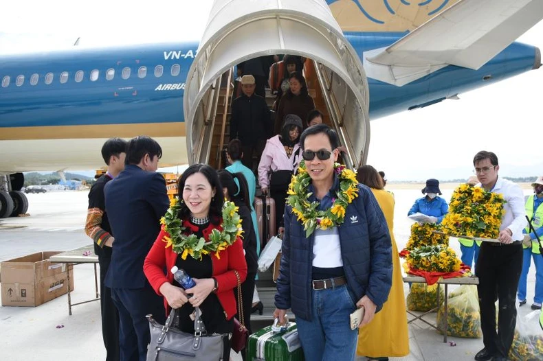 Vietnam Airlines đưa những hành khách đầu tiên “xông đất” sân bay Điện Biên ảnh 3