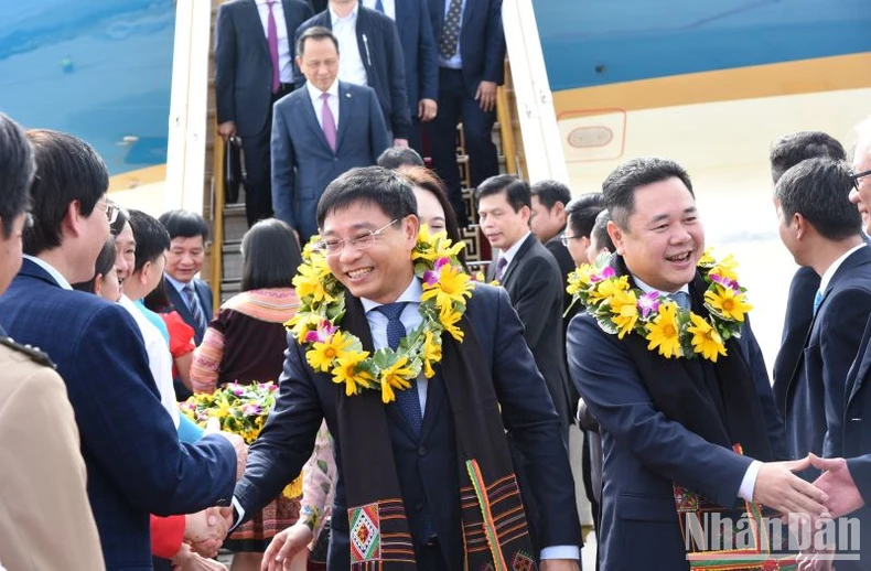 Vietnam Airlines đưa những hành khách đầu tiên “xông đất” sân bay Điện Biên ảnh 1