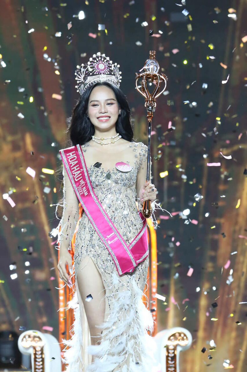 Huỳnh Thị Thanh Thủy đăng quang đãng Hoa hậu nước ta 2022 hình họa 2