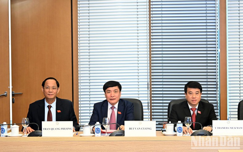 Chủ tịch Quốc hội Vương Đình Huệ hội đàm trực tuyến với Ủy viên trưởng Nhân đại toàn quốc Trung Quốc Triệu Lạc Tế ảnh 2