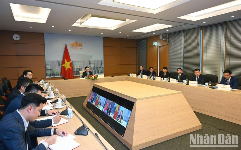 Chủ tịch Quốc hội Vương Đình Huệ hội đàm trực tuyến với Ủy viên trưởng Nhân đại toàn quốc Trung Quốc Triệu Lạc Tế ảnh 5