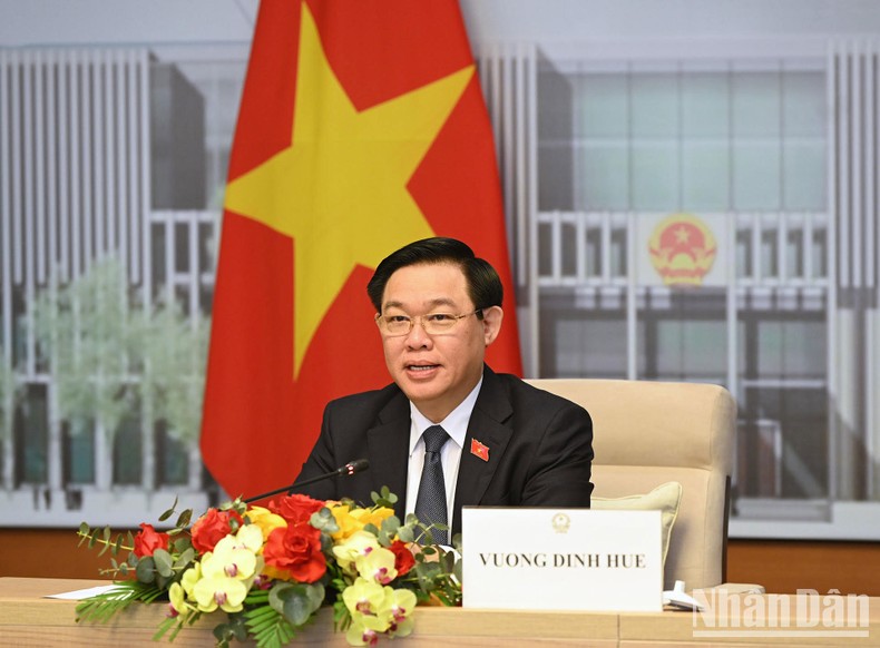 Chủ tịch Quốc hội Vương Đình Huệ hội đàm trực tuyến với Ủy viên trưởng Nhân đại toàn quốc Trung Quốc Triệu Lạc Tế ảnh 4