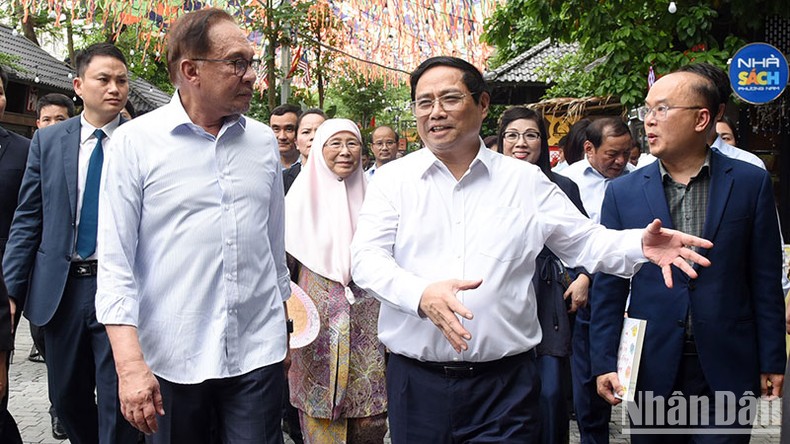 Thủ tướng Phạm Minh Chính cùng Thủ tướng Malaysia Anwar Ibrahim thăm Phố sách Hà Nội và thưởng thức cà-phê Việt Nam ảnh 1