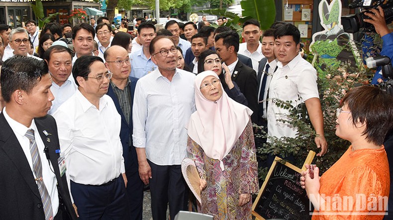 Thủ tướng Phạm Minh Chính cùng Thủ tướng Malaysia Anwar Ibrahim thăm Phố sách Hà Nội và thưởng thức cà-phê Việt Nam ảnh 3