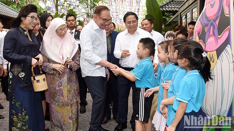 Thủ tướng Phạm Minh Chính cùng Thủ tướng Malaysia Anwar Ibrahim thăm Phố sách Hà Nội và thưởng thức cà-phê Việt Nam ảnh 6