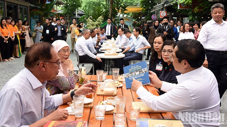 Thủ tướng Phạm Minh Chính cùng Thủ tướng Malaysia Anwar Ibrahim thăm Phố sách Hà Nội và thưởng thức cà-phê Việt Nam ảnh 7