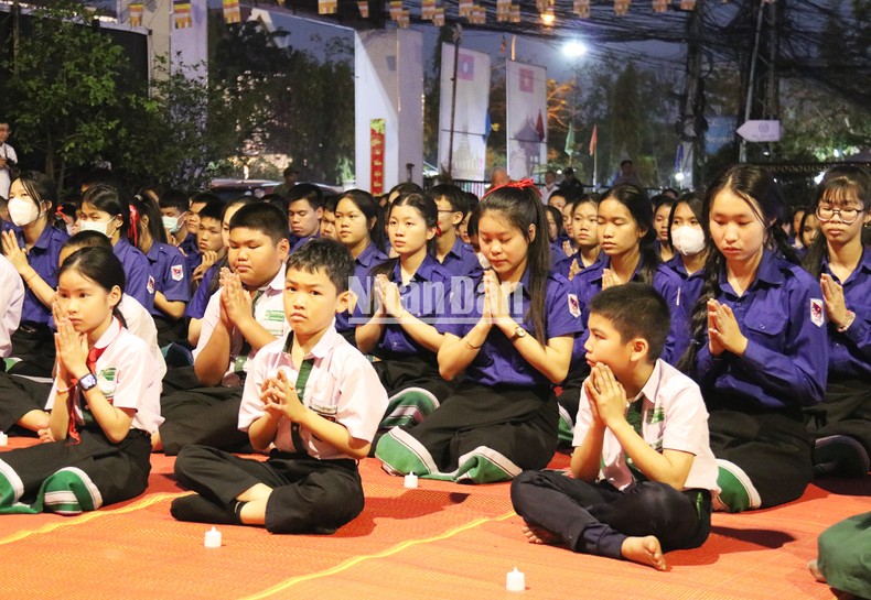 Cộng đồng người Việt Nam tại Lào tưởng niệm các anh hùng liệt sĩ hy sinh vì Tổ quốc ảnh 2