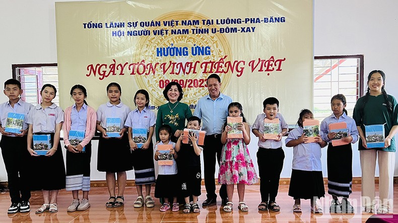 Trường song ngữ Lào-Việt Nam Nguyễn Du khai giảng năm học mới ảnh 3