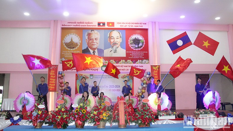 Trường song ngữ Lào-Việt Nam Nguyễn Du khai giảng năm học mới ảnh 1