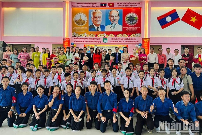 Thứ trưởng Ngoại giao dự hoạt động tôn vinh tiếng Việt tại Lào ảnh 2