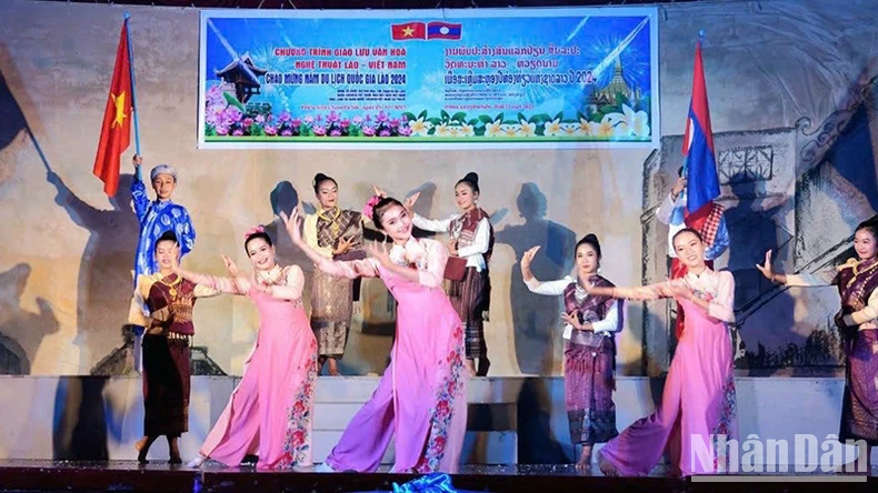 Giao lưu văn nghệ ca ngợi tình hữu nghị Việt Nam-Lào ảnh 2