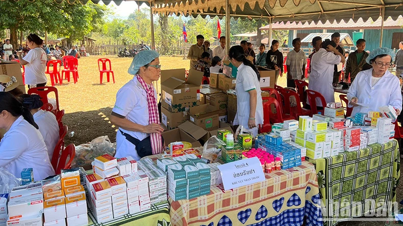 Khám bệnh và phát thuốc miễn phí cho người dân tại Trung Lào ảnh 1