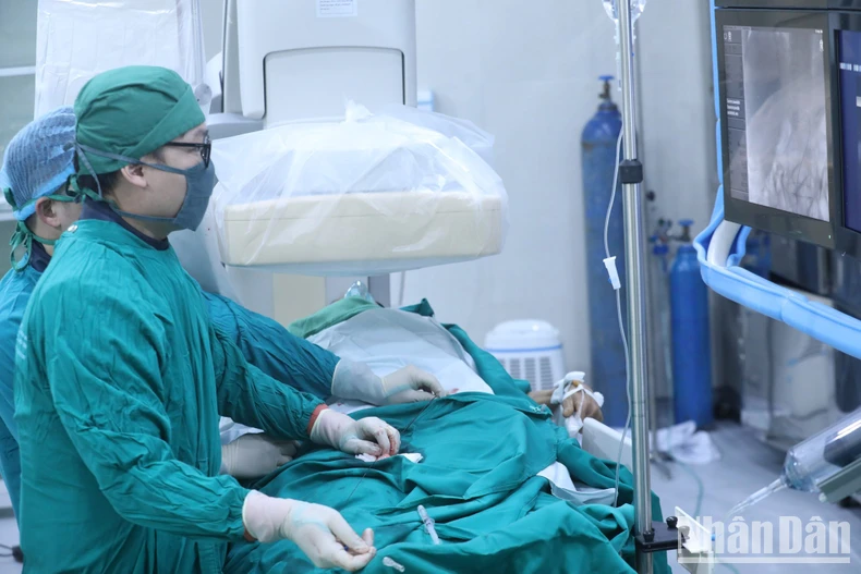 Bệnh viện đa khoa tỉnh Lạng Sơn nâng cao chất lượng khám, chữa bệnh cho bà con dân tộc ảnh 2