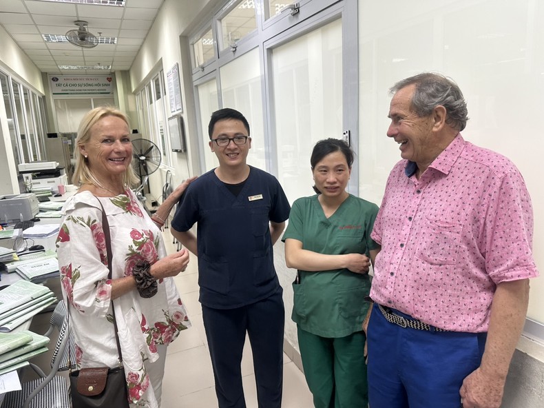 Hai bệnh nhân người Anh từng mắc Covid-19 thăm và cảm ơn các y, bác sĩ Việt Nam ảnh 1