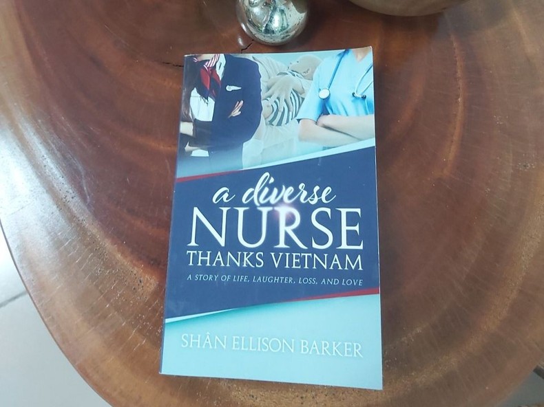 Hai bệnh nhân người Anh từng mắc Covid-19 thăm và cảm ơn các y, bác sĩ Việt Nam ảnh 2