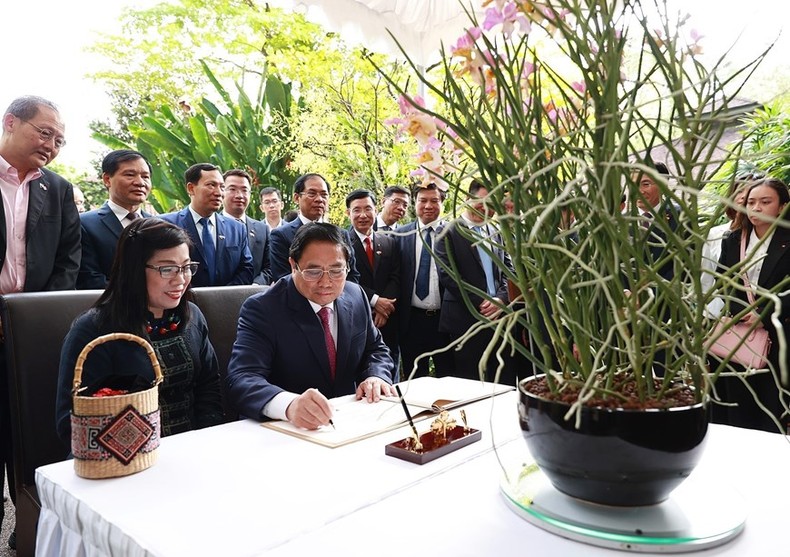[Ảnh] Thủ tướng và Phu nhân dự lễ đặt tên hoa lan tại Vườn Thực vật Singapore ảnh 2