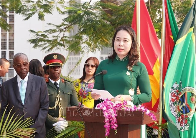 Phó Chủ tịch nước Võ Thị Ánh Xuân dự Lễ khai trương biển tên mới và dâng hoa tại Đại lộ Hồ Chí Minh ảnh 2