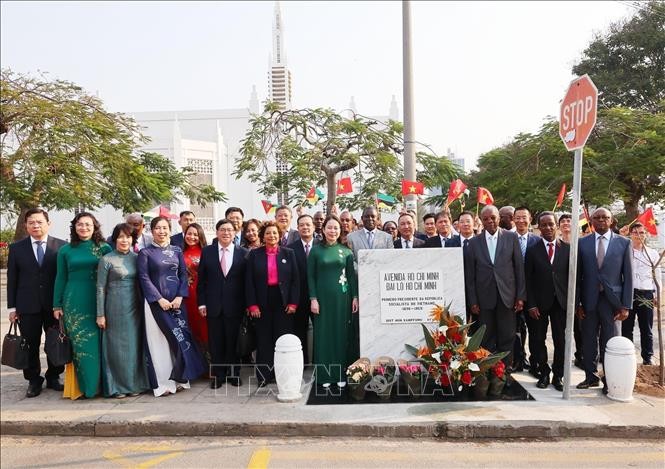 Phó Chủ tịch nước Võ Thị Ánh Xuân dự Lễ khai trương biển tên mới và dâng hoa tại Đại lộ Hồ Chí Minh ảnh 4