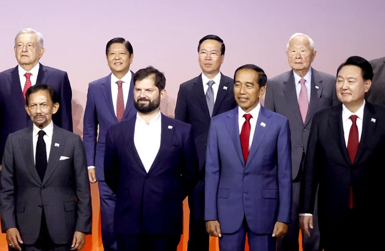 [Ảnh] Chủ tịch nước dự Phiên chụp ảnh chung với các Nhà lãnh đạo kinh tế APEC ảnh 3