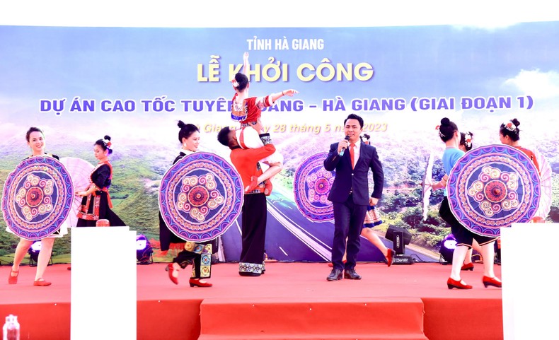 [Ảnh] Thủ tướng Phạm Minh Chính dự Lễ khởi công Dự án cao tốc Tuyên Quang-Hà Giang giai đoạn 1 ảnh 2