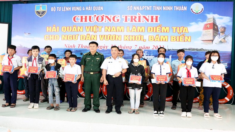 Tặng quà cho ngư dân, học sinh ở Ninh Thuận ảnh 1
