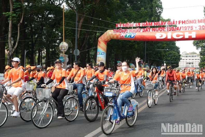 TP Hồ Chí Minh: Diễu hành xe đạp và mô-tô thể thao chào mừng ngày 30/4 ảnh 5