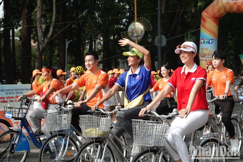 TP Hồ Chí Minh: Diễu hành xe đạp và mô-tô thể thao chào mừng ngày 30/4 ảnh 6