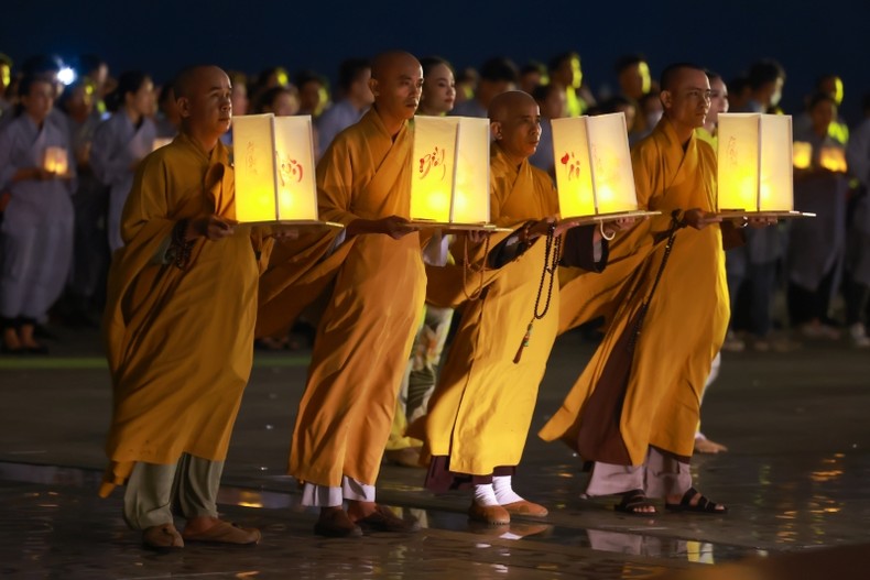 Hàng ngàn du khách, Phật tử tới núi Bà Đen Tây Ninh, dâng hoa đăng kính mừng ngày lễ Phật đản ảnh 2