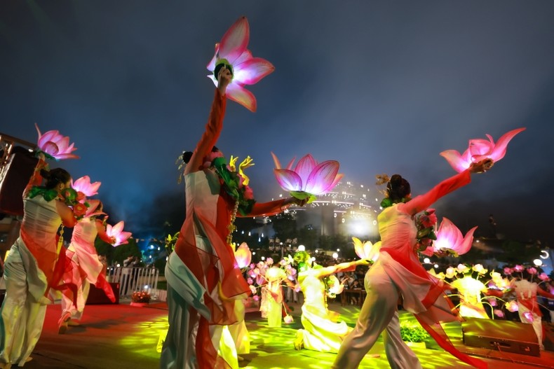 Hàng ngàn du khách, Phật tử tới núi Bà Đen Tây Ninh, dâng hoa đăng kính mừng ngày lễ Phật đản ảnh 3